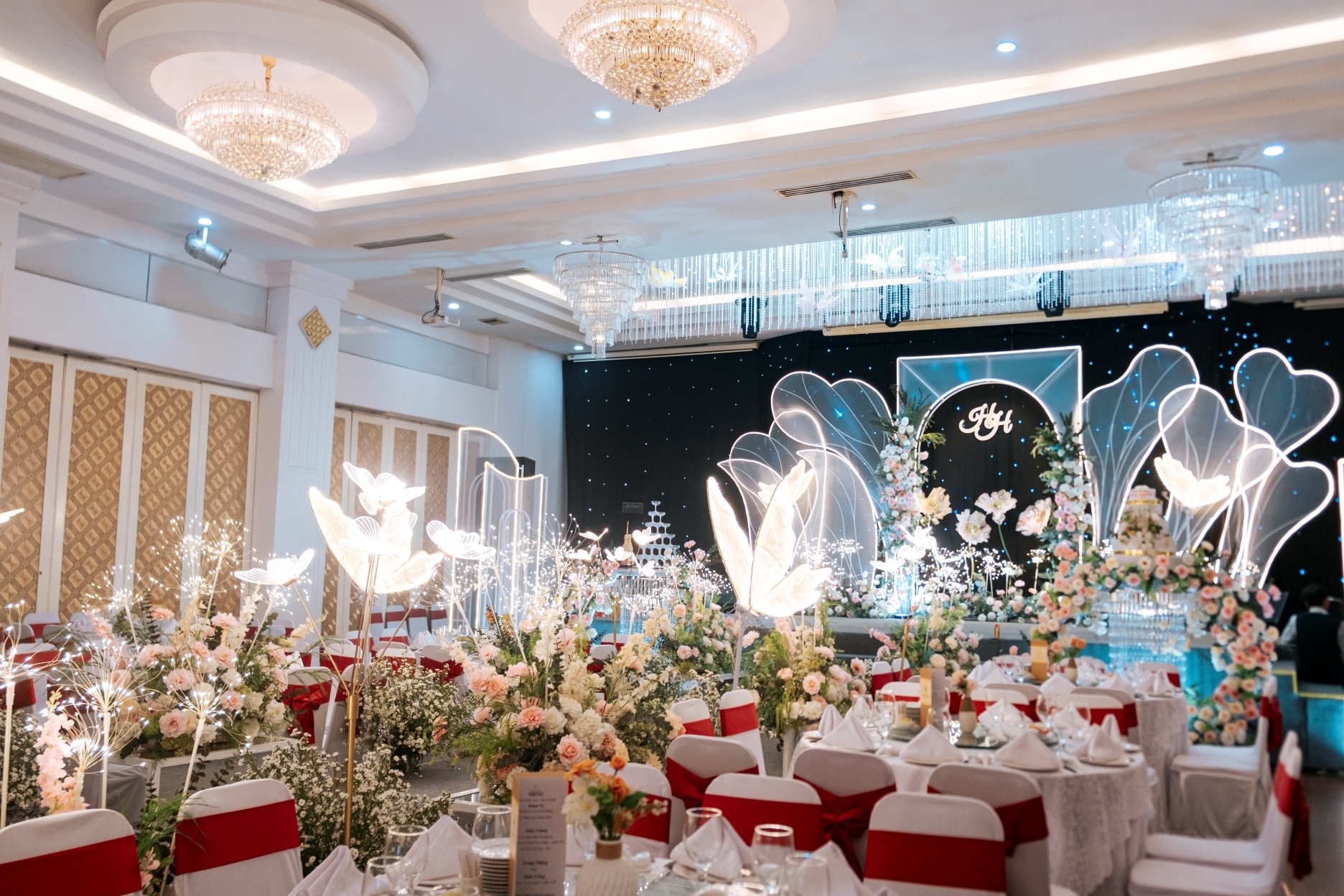 MẪU BACKDROP SÂN KHẤU CAO CẤP - PHONG CÁCH HIỆN ĐẠI & SANG TRỌNG - PHÙ HỢP TIỆC CƯỚI