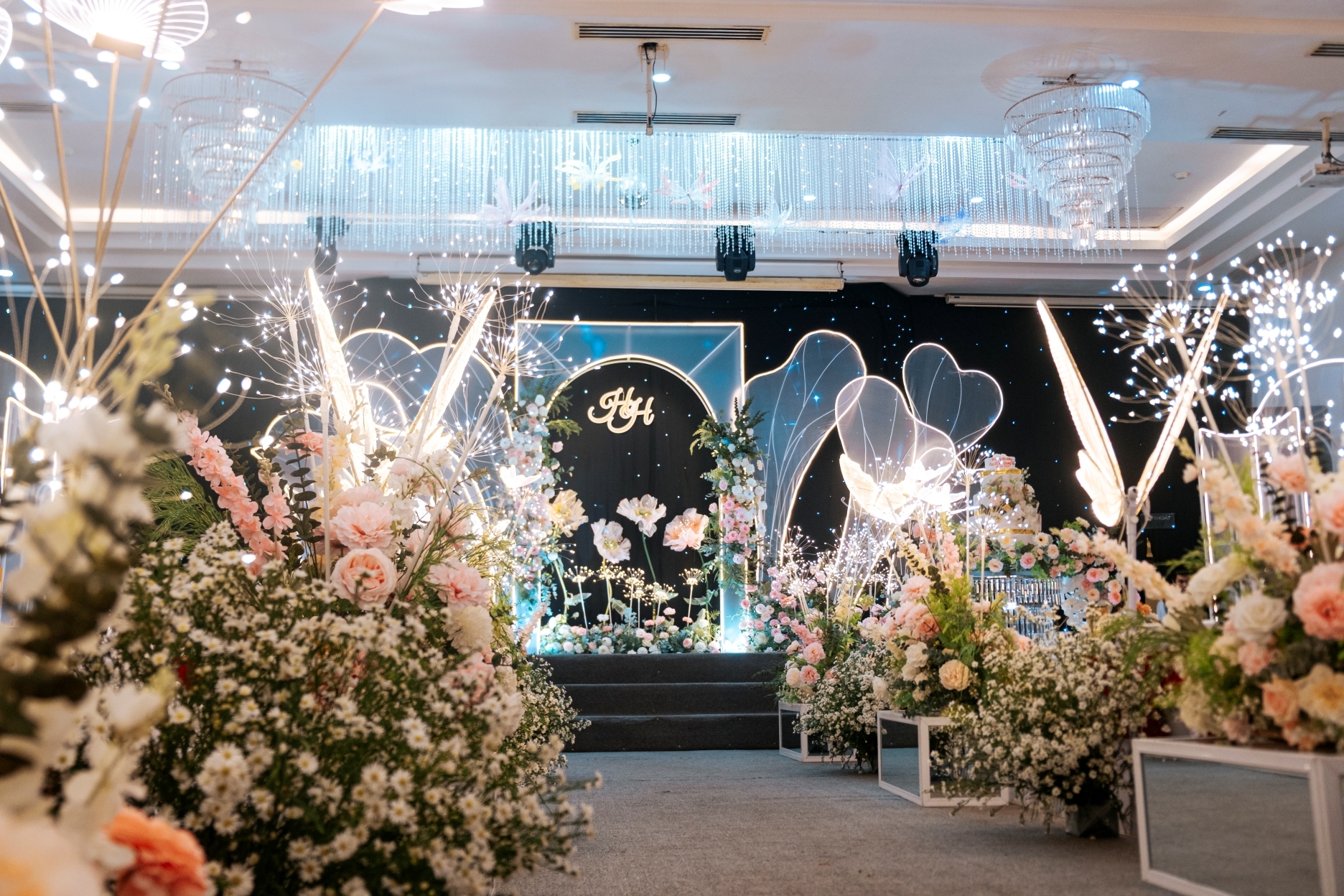 MẪU BACKDROP SÂN KHẤU CAO CẤP - PHONG CÁCH HIỆN ĐẠI & SANG TRỌNG - PHÙ HỢP TIỆC CƯỚI