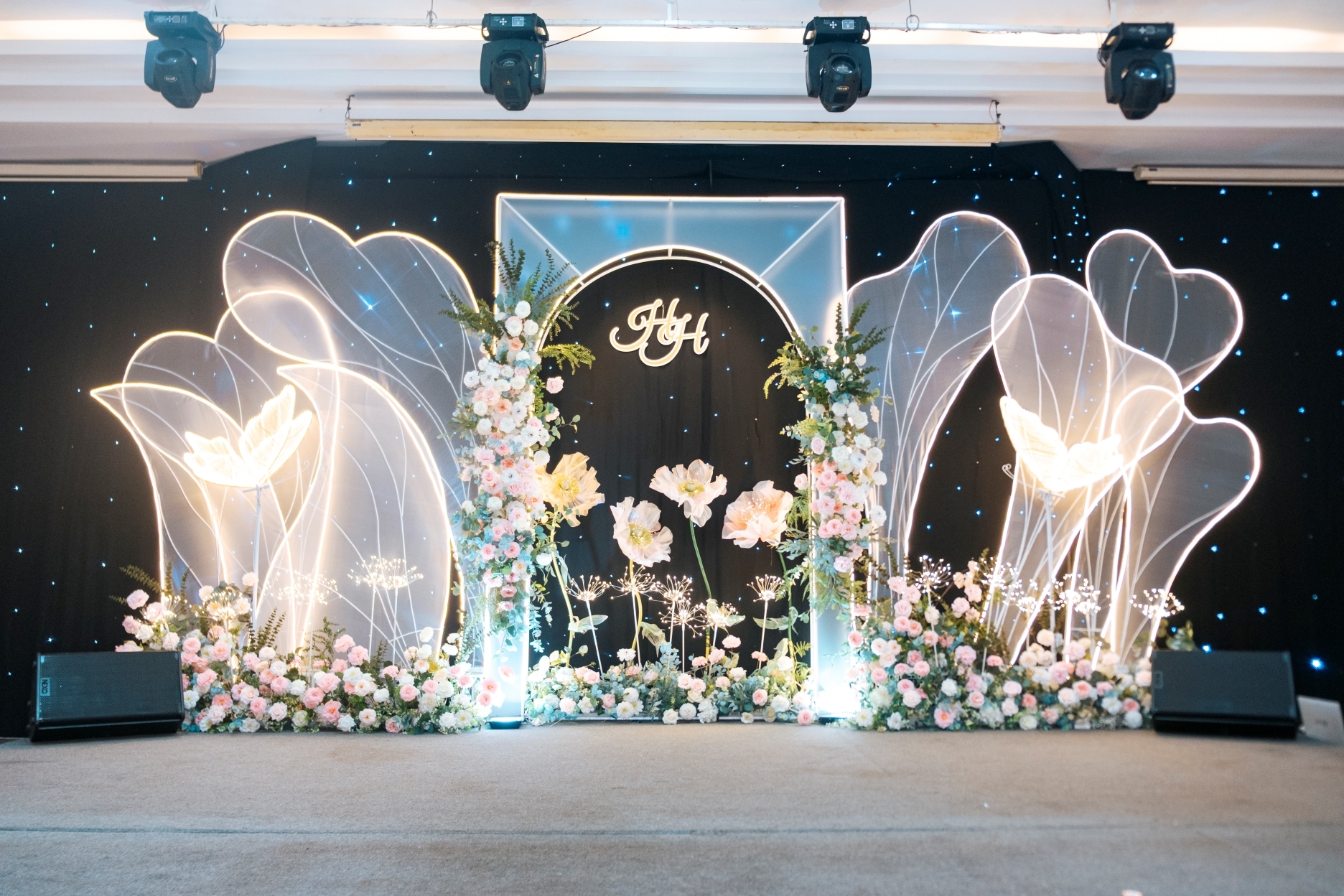 MẪU BACKDROP SÂN KHẤU CAO CẤP - PHONG CÁCH HIỆN ĐẠI & SANG TRỌNG - PHÙ HỢP TIỆC CƯỚI