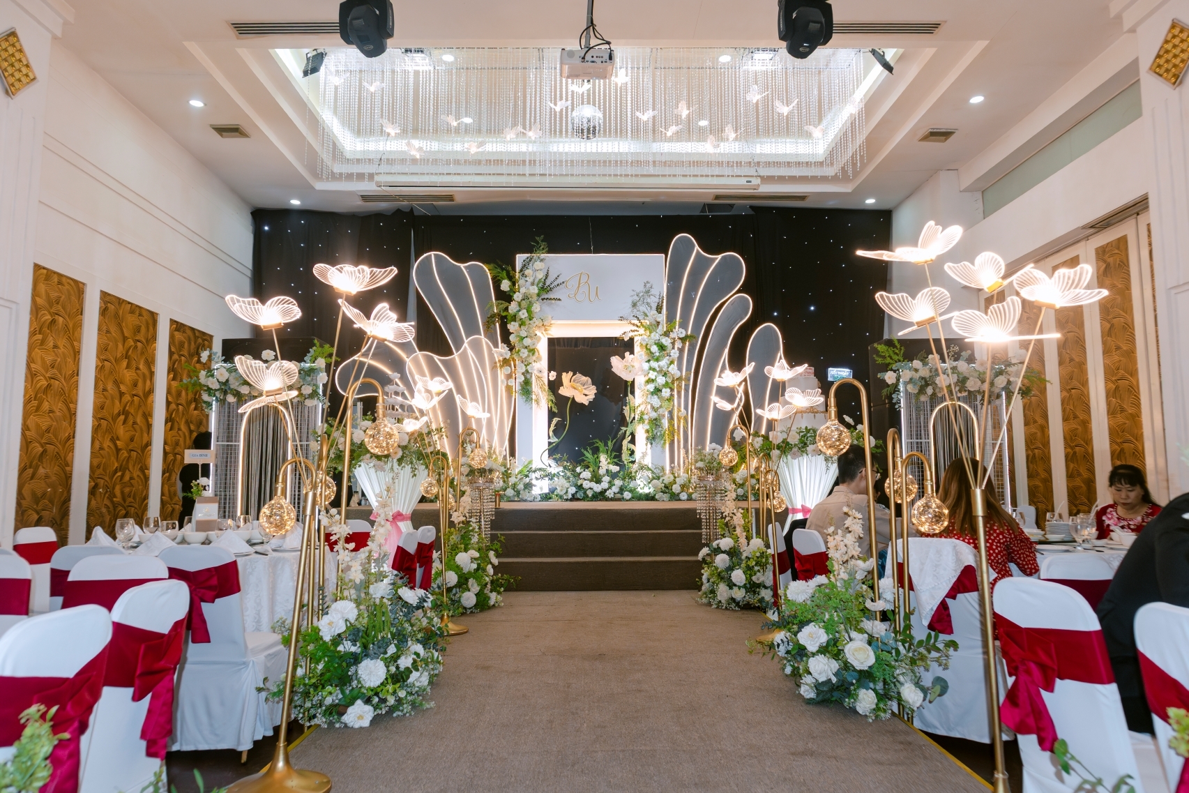 BACKDROP SÂN KHẤU HIỆN ĐẠI CHO TIỆC CƯỚI