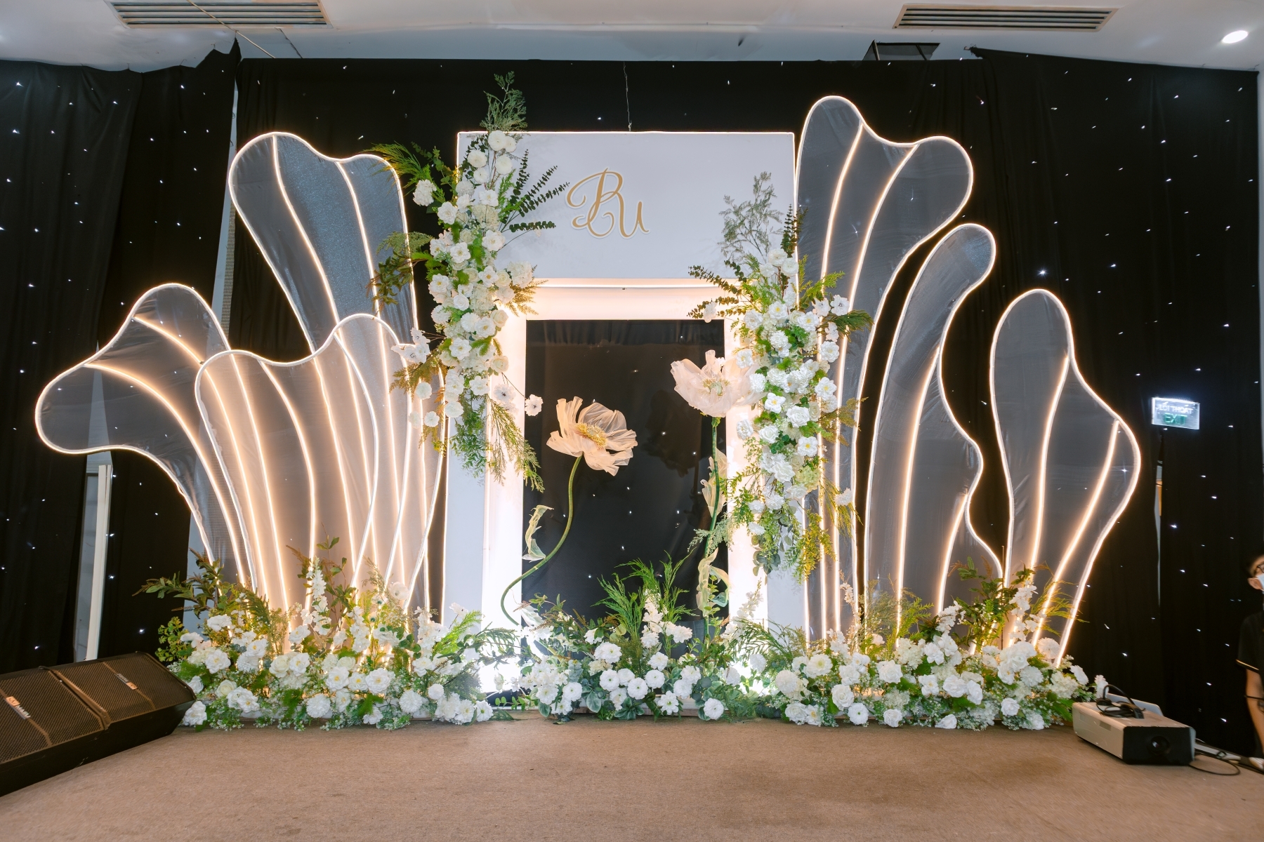 BACKDROP SÂN KHẤU HIỆN ĐẠI CHO TIỆC CƯỚI