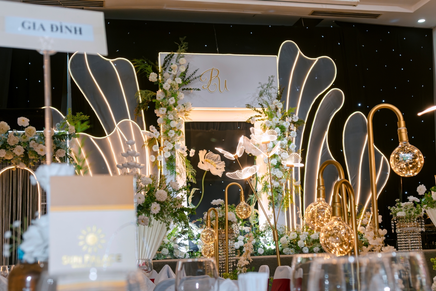 BACKDROP SÂN KHẤU HIỆN ĐẠI CHO TIỆC CƯỚI