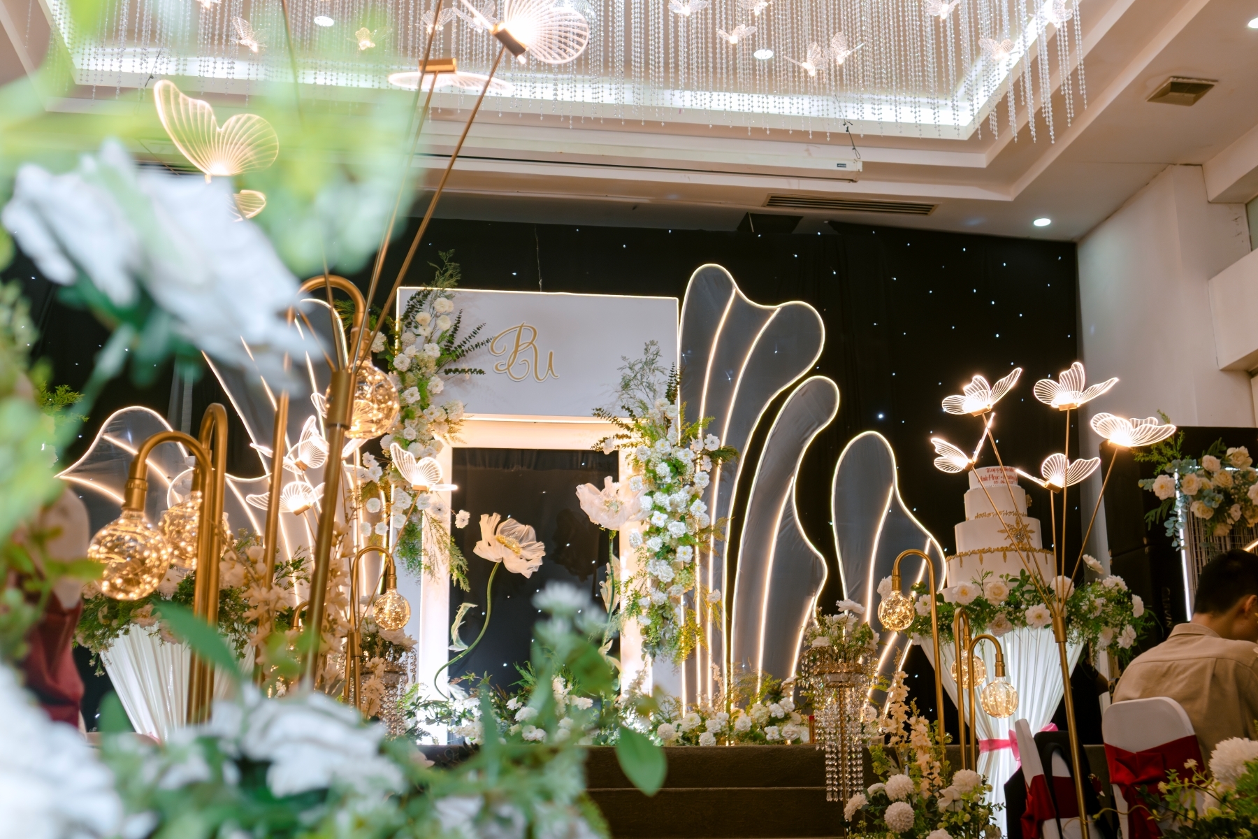 BACKDROP SÂN KHẤU HIỆN ĐẠI CHO TIỆC CƯỚI