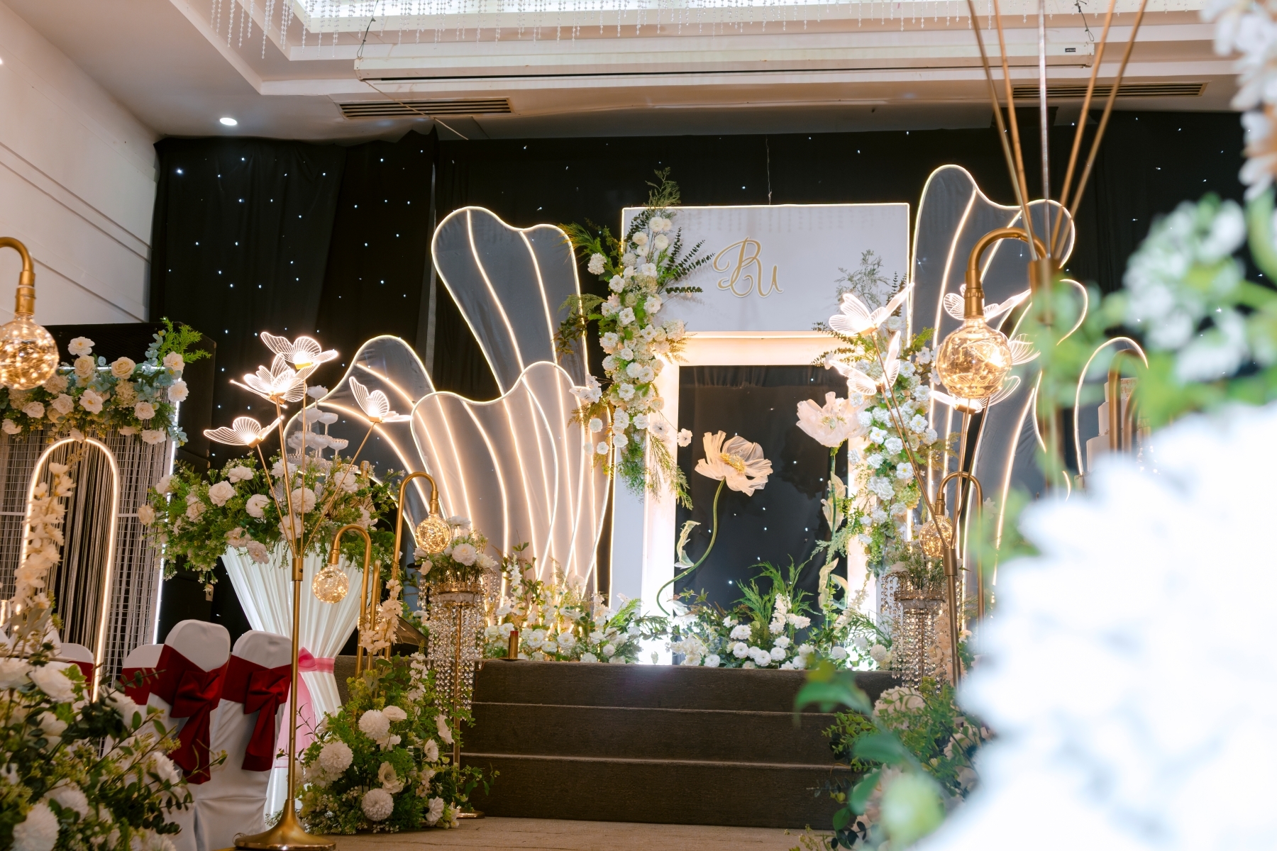 BACKDROP SÂN KHẤU HIỆN ĐẠI CHO TIỆC CƯỚI