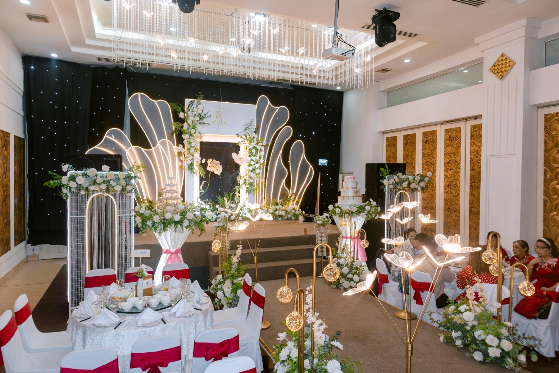 BACKDROP SÂN KHẤU HIỆN ĐẠI CHO TIỆC CƯỚI