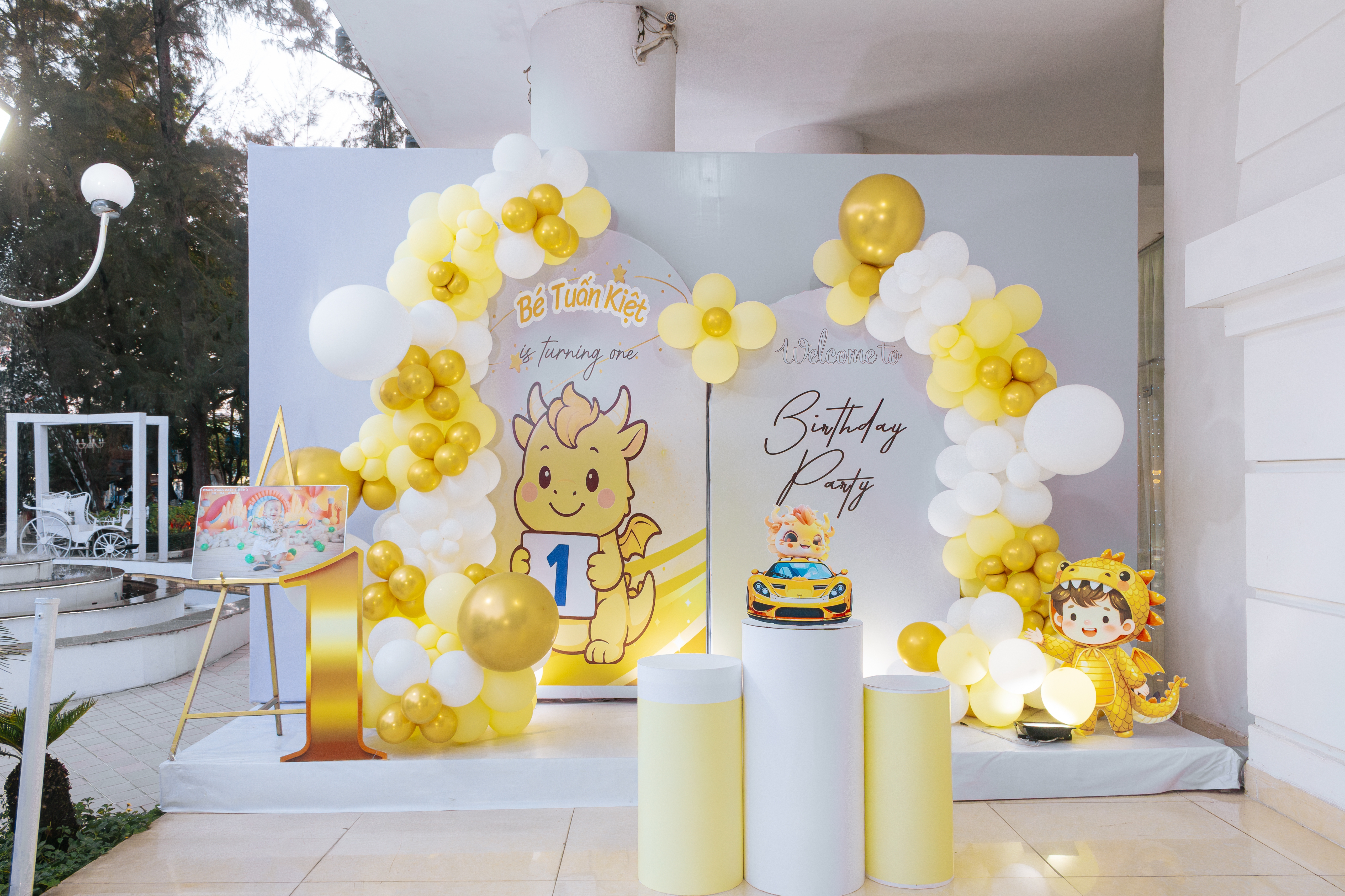Backdrop Khủng Long Chibi Bóng Trắng Vàng - HOT 2025