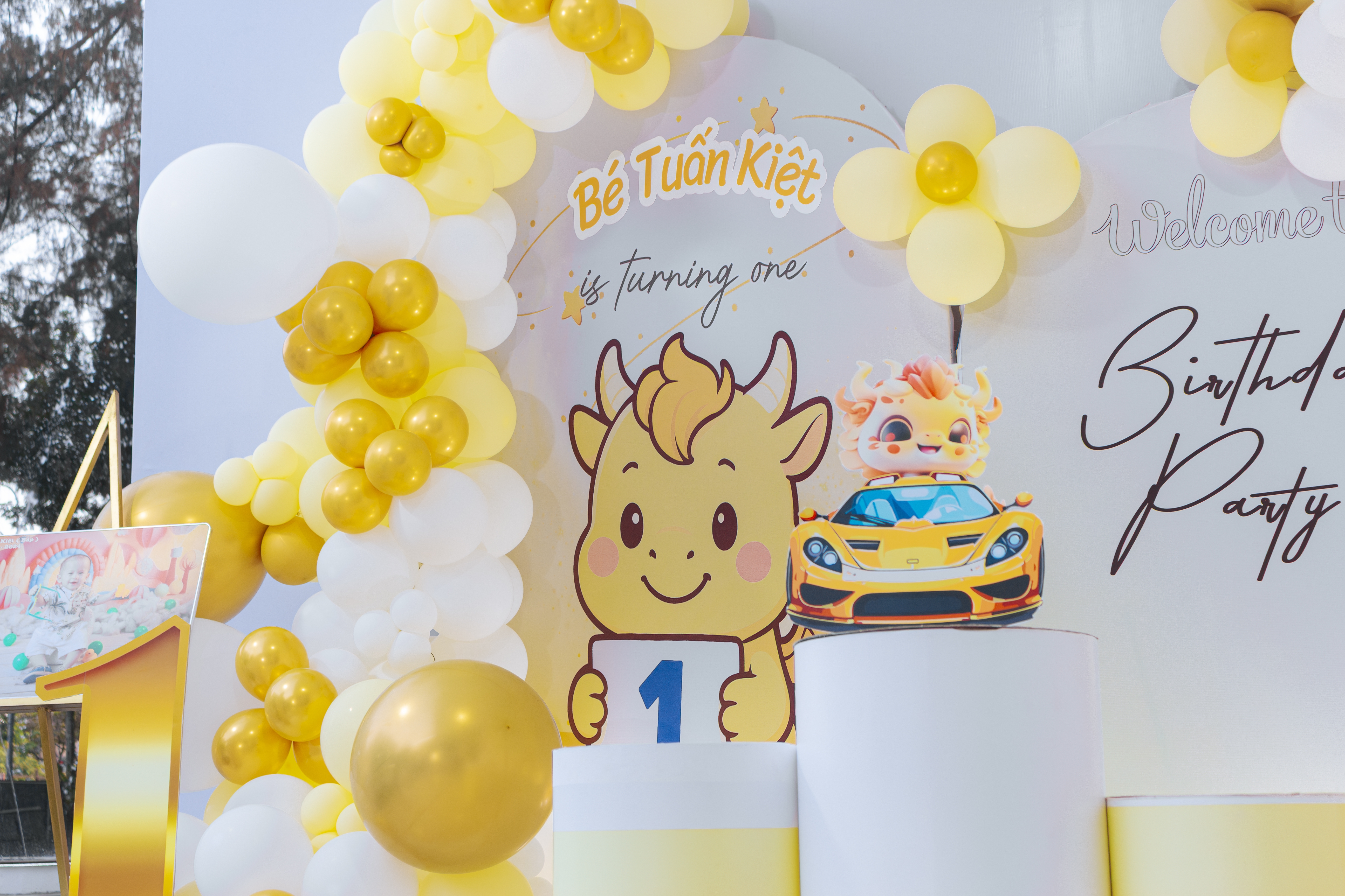 Backdrop Khủng Long Chibi Bóng Trắng Vàng - HOT 2025