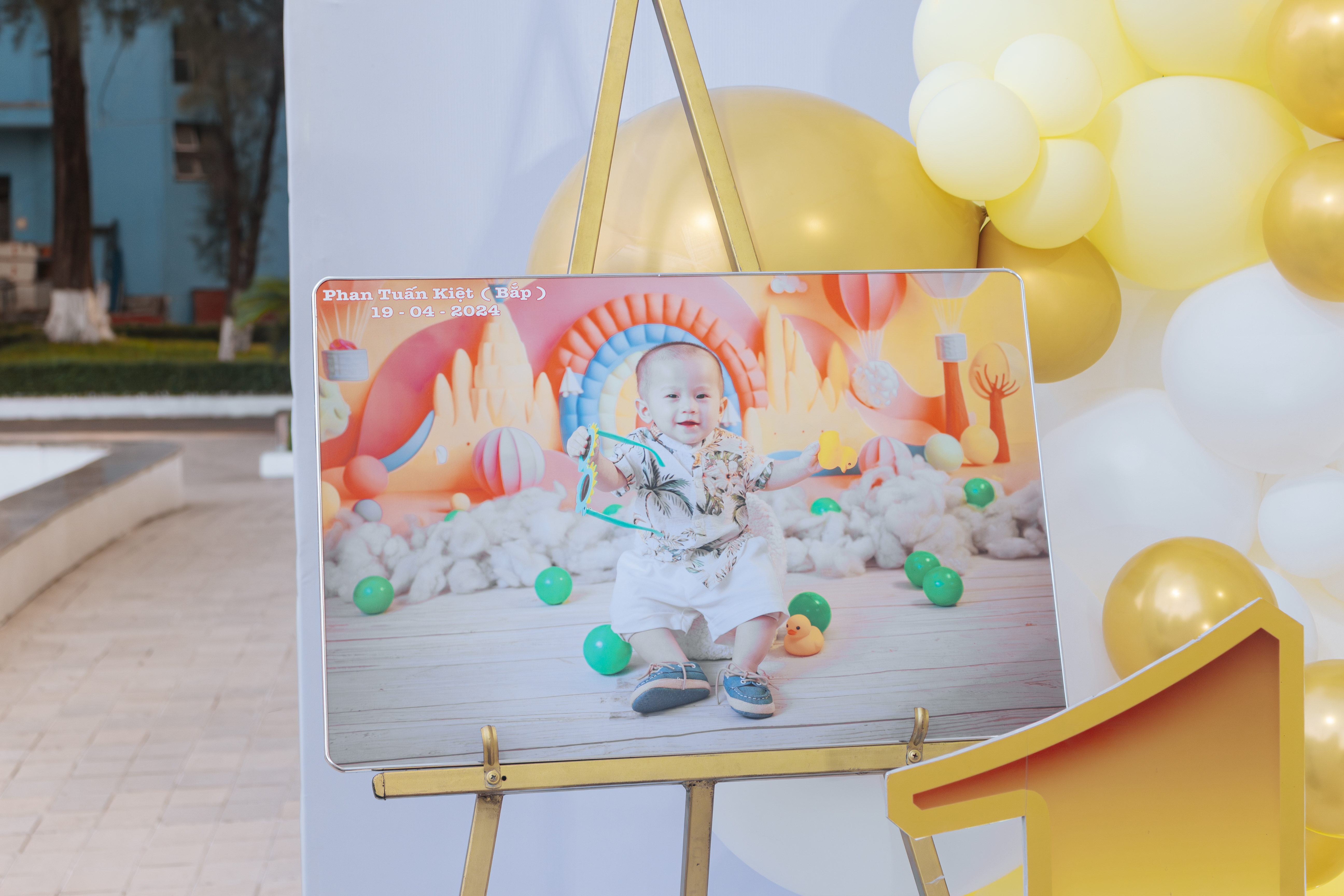 Backdrop Khủng Long Chibi Bóng Trắng Vàng - HOT 2025