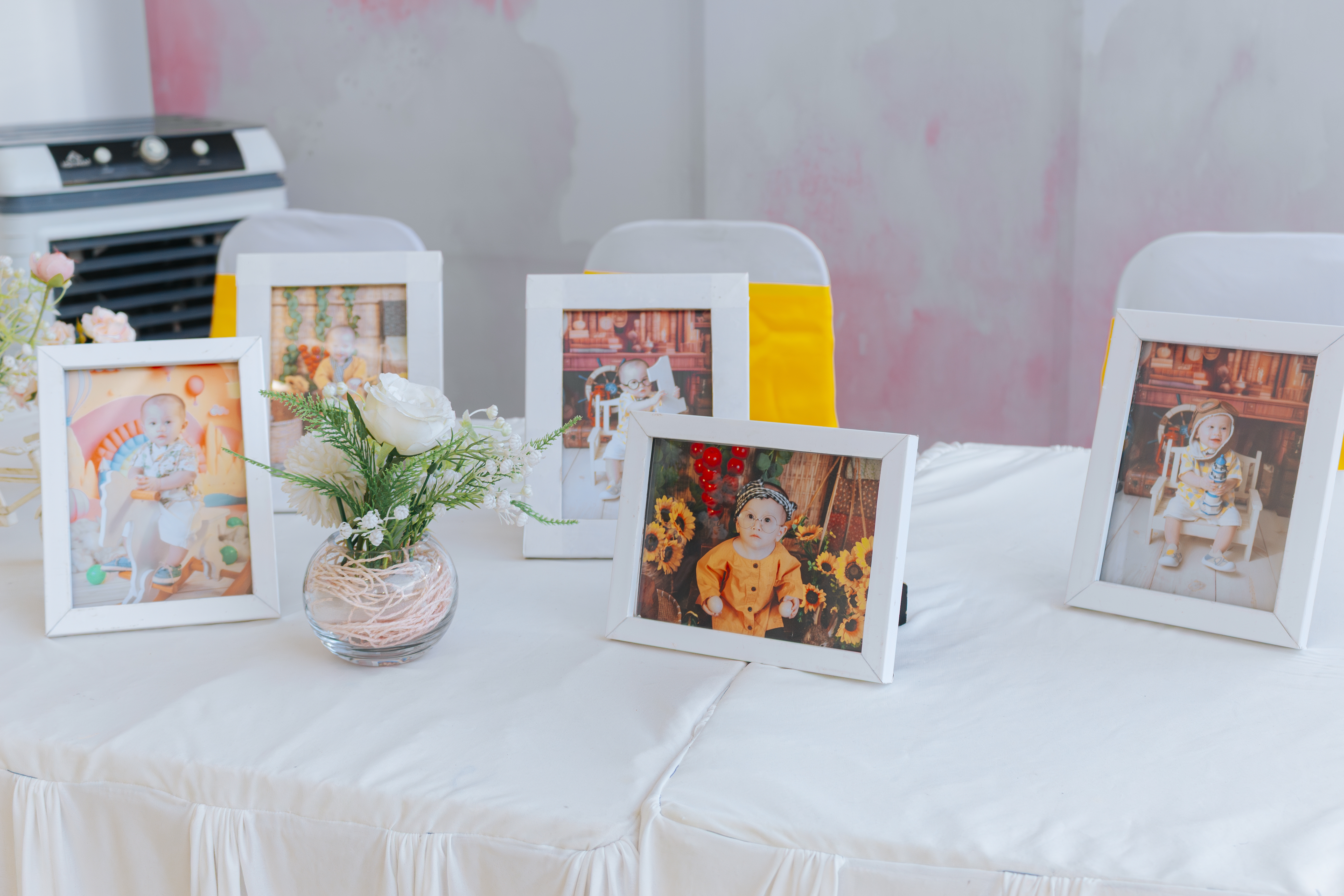 Backdrop Khủng Long Chibi Bóng Trắng Vàng - HOT 2025