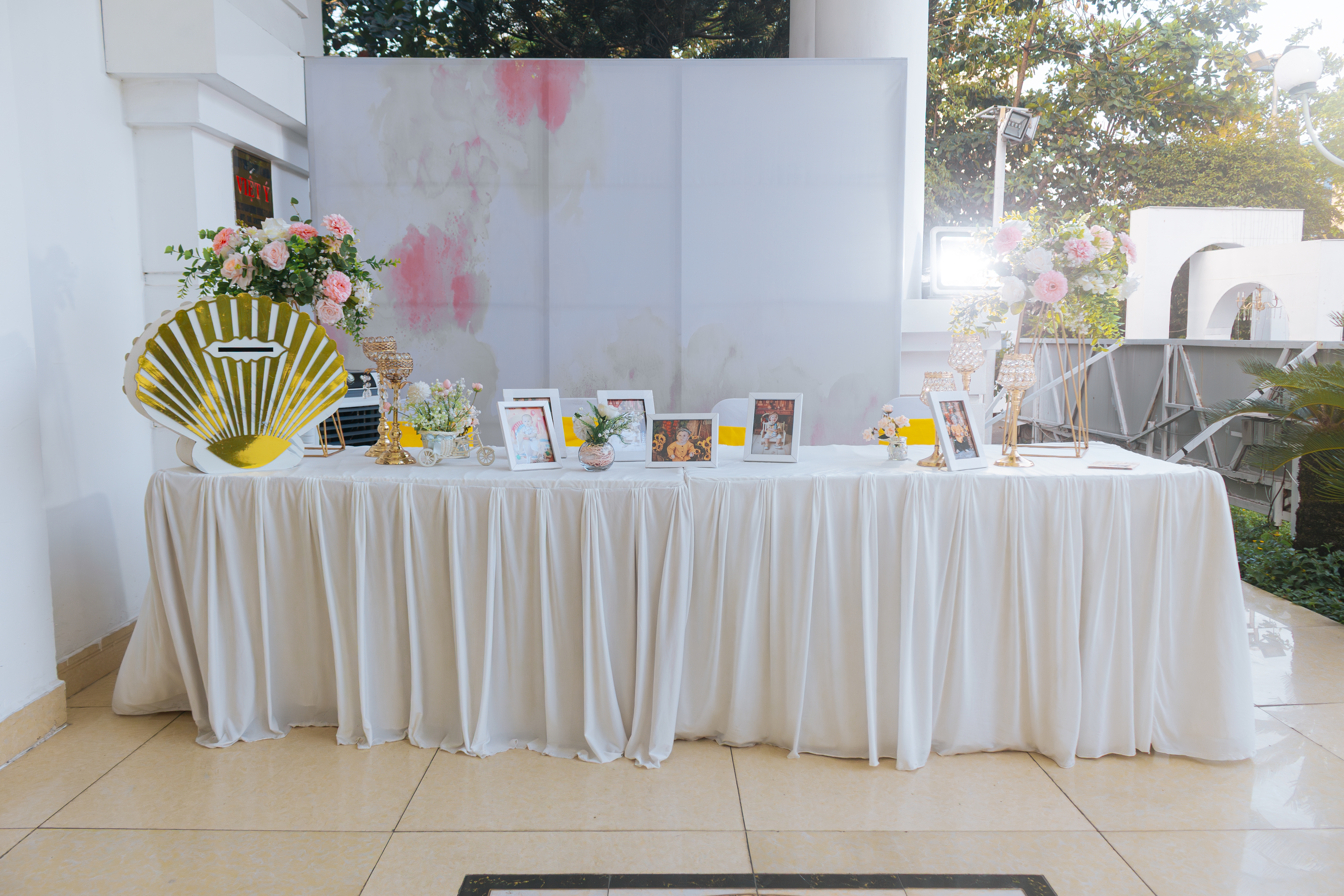 Backdrop Khủng Long Chibi Bóng Trắng Vàng - HOT 2025