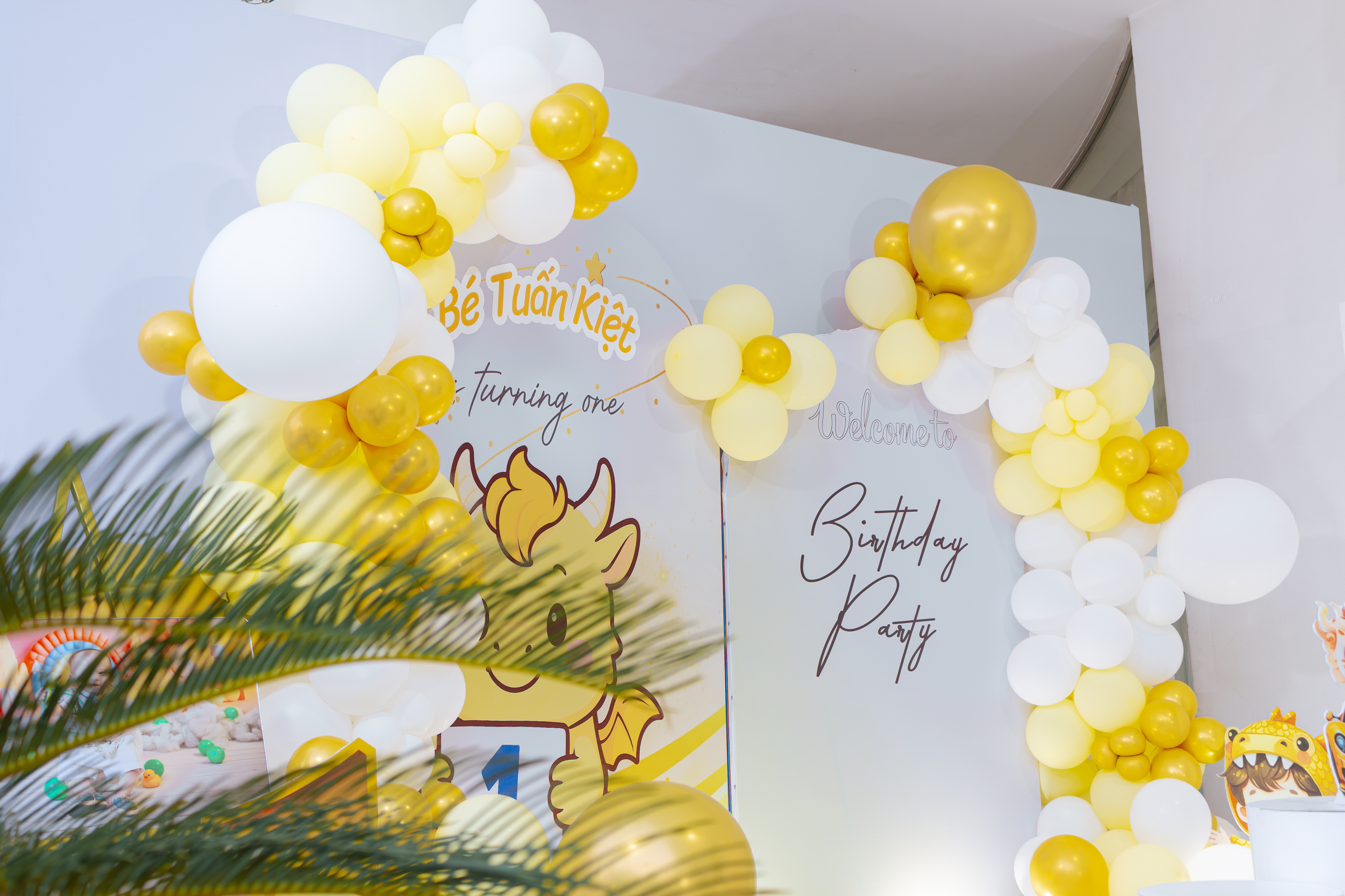 Backdrop Khủng Long Chibi Bóng Trắng Vàng - HOT 2025