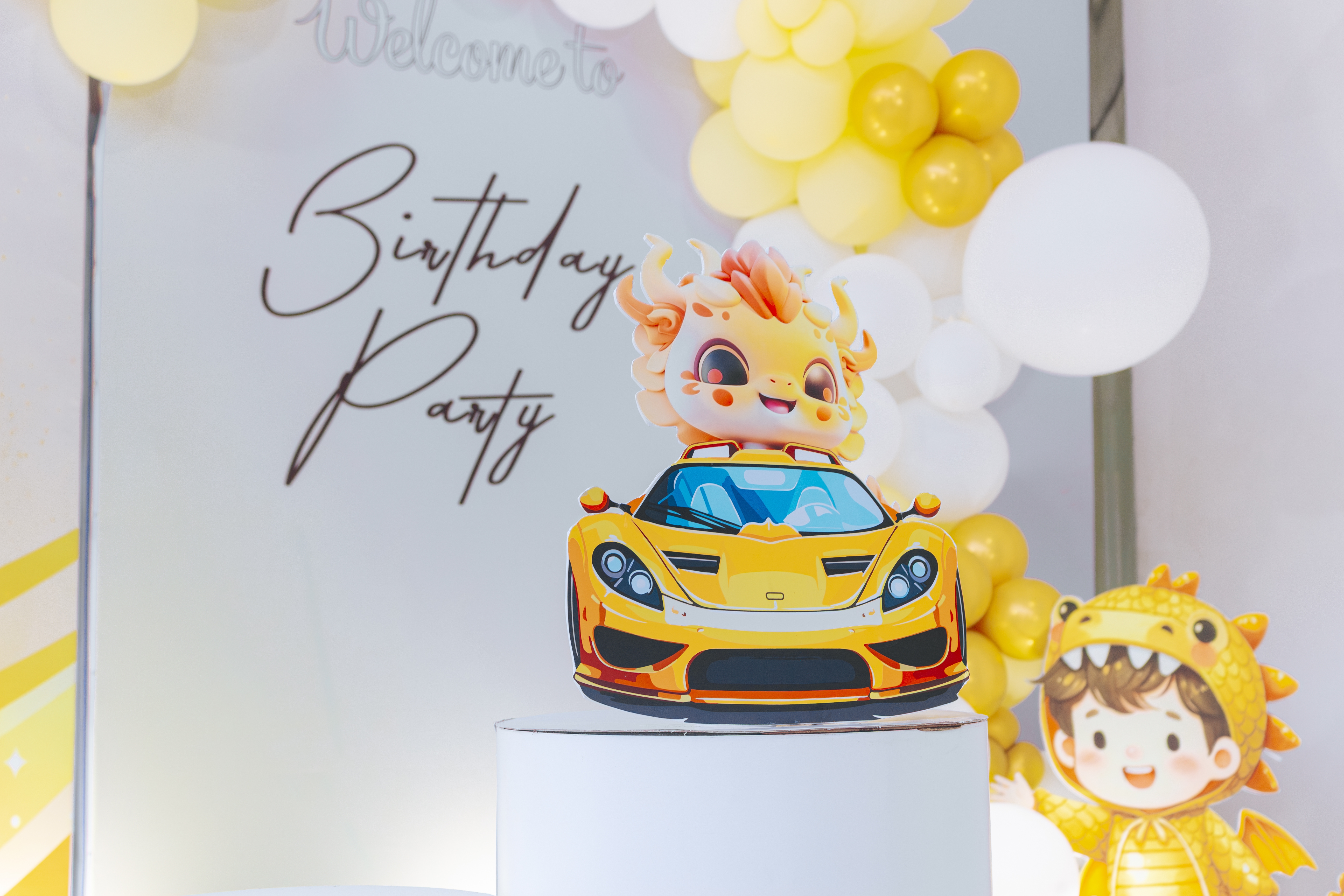 Backdrop Khủng Long Chibi Bóng Trắng Vàng - HOT 2025